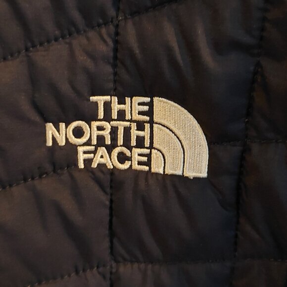 The North Face navy blue Thermoball puffer jacket - Picture 3 of 6